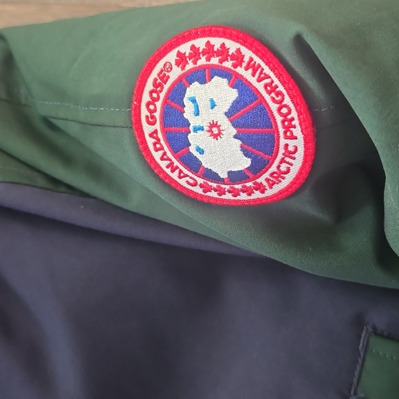 Canada Goose Black and Green Bomber Jacket with Quality Construction - Picture 5 of 8
